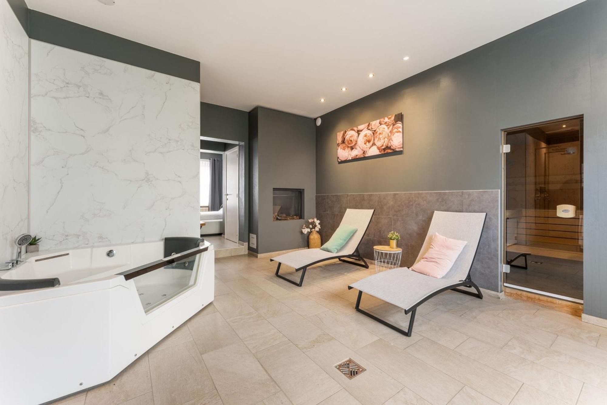 The Rose Suites Брюж Екстериор снимка