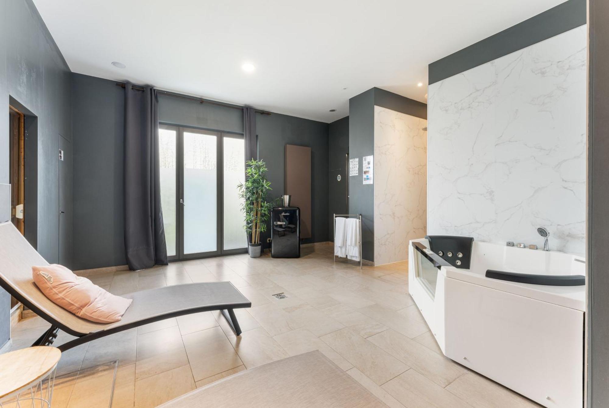 The Rose Suites Брюж Екстериор снимка