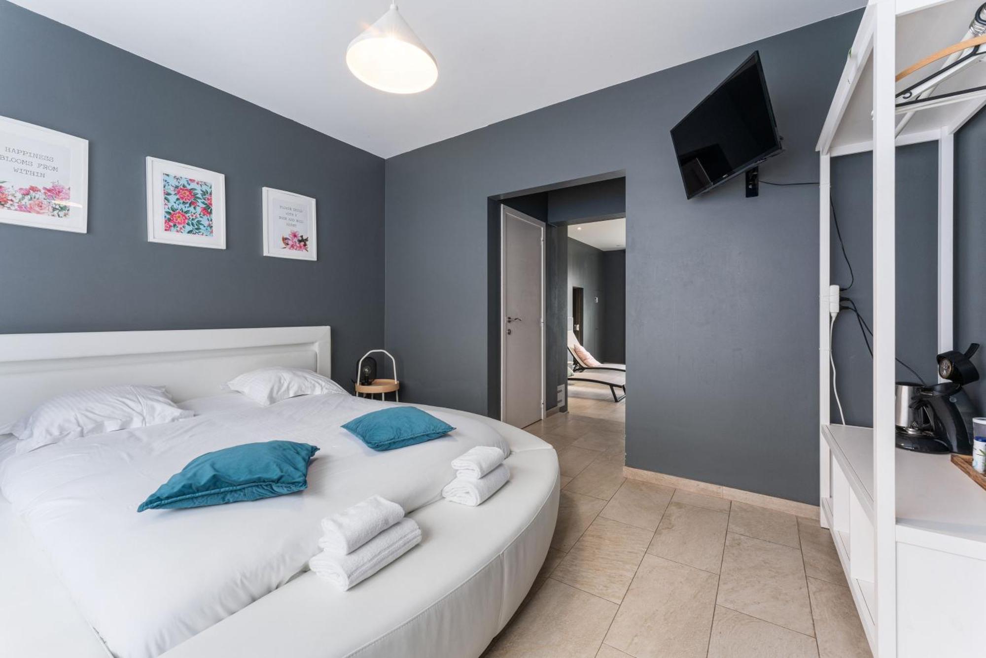 The Rose Suites Брюж Екстериор снимка