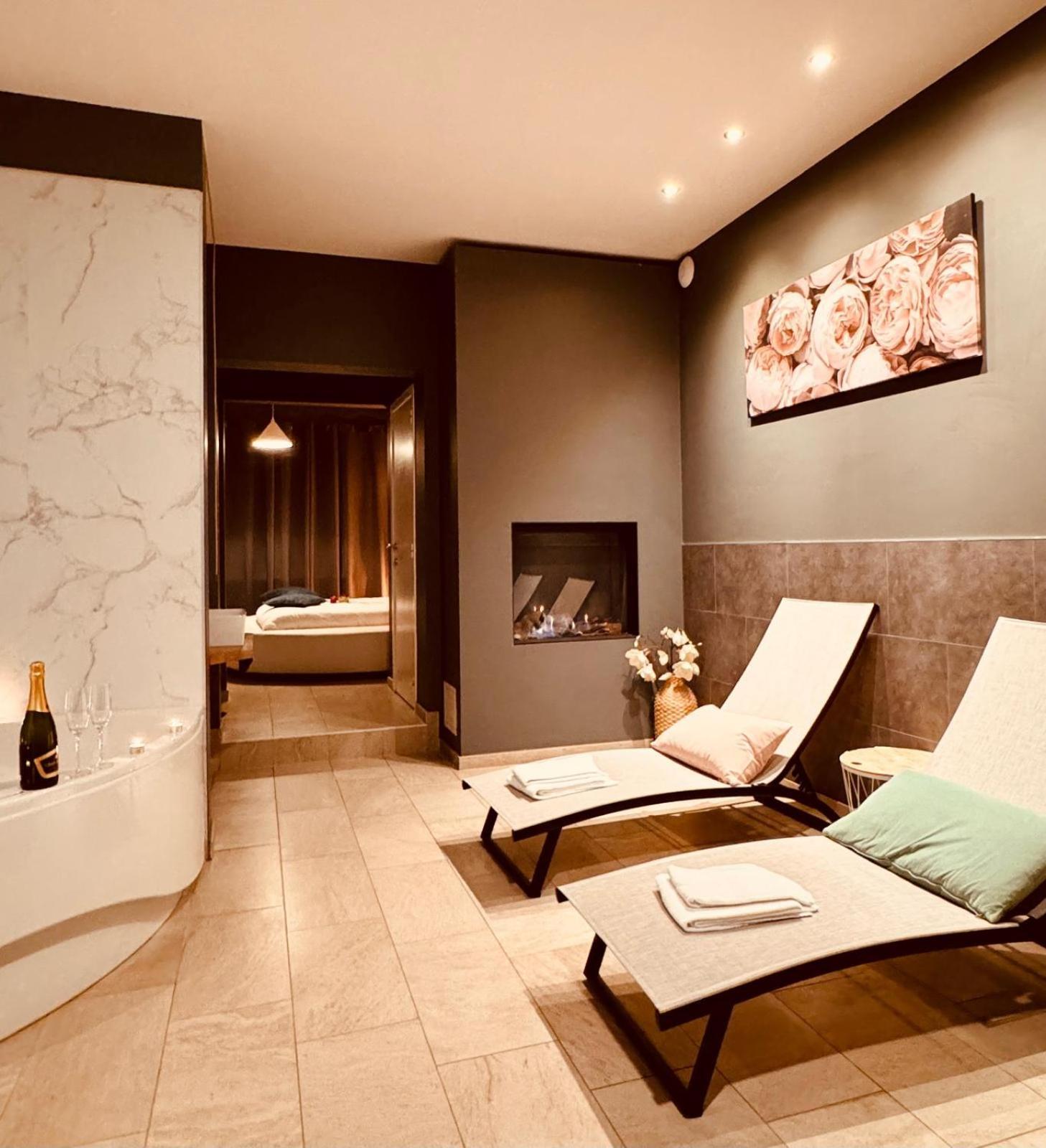 The Rose Suites Брюж Екстериор снимка