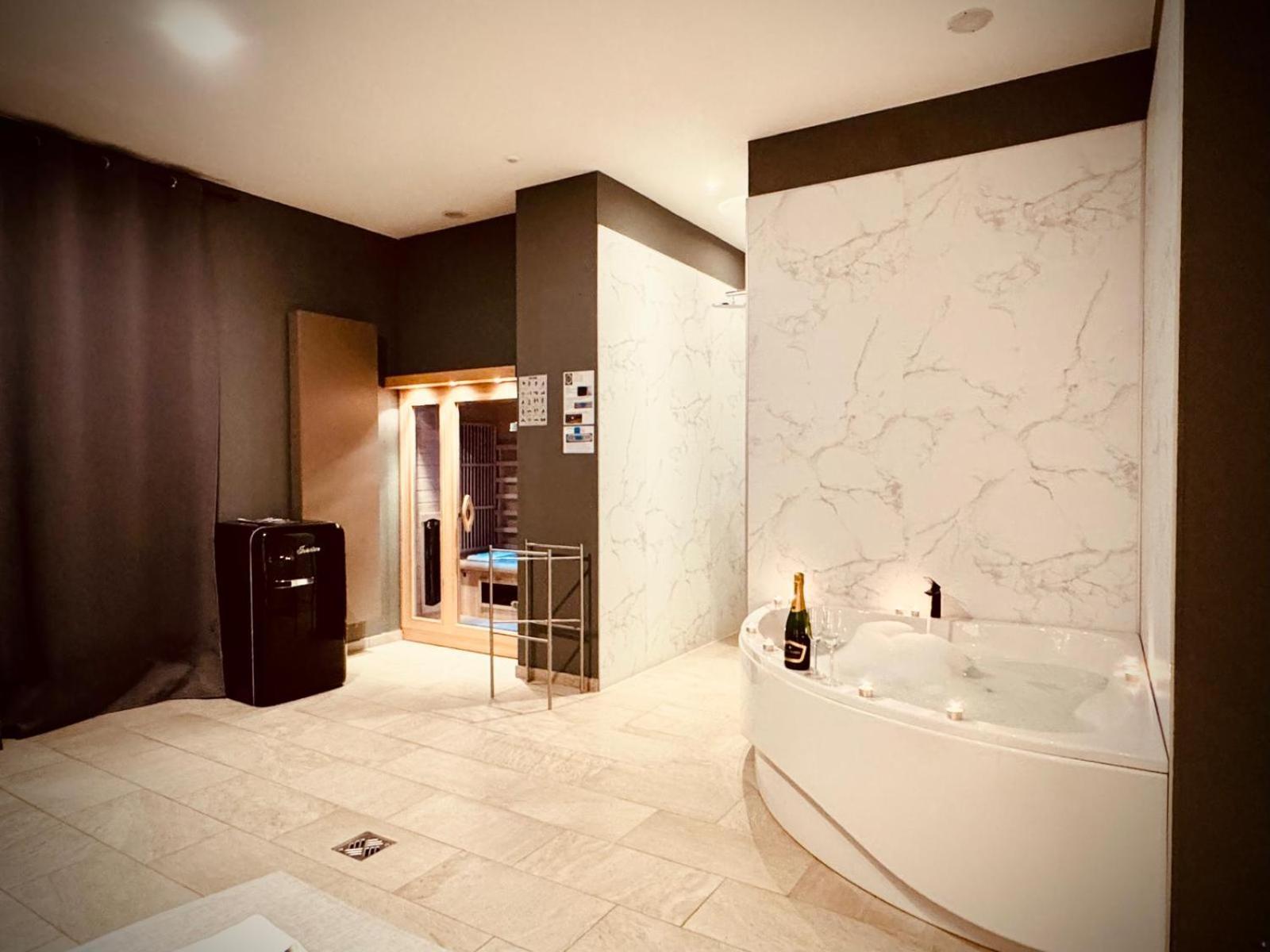The Rose Suites Брюж Екстериор снимка