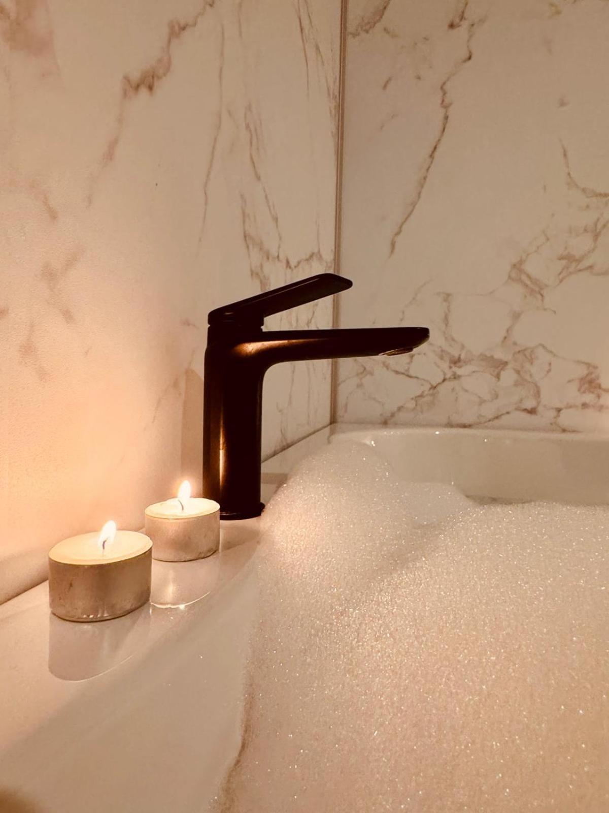 The Rose Suites Брюж Екстериор снимка