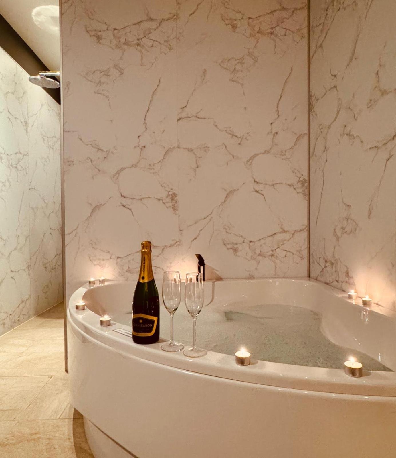 The Rose Suites Брюж Екстериор снимка